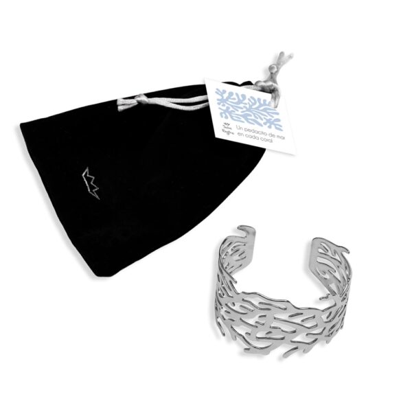 Brazalete ajustable súper canchero y versátil. Levanta tu look gracias a su diseño moderno y original. Puedes usarlo de diferentes maneras y lugares de tu brazo