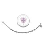 Tobillera de cadena y dije de San Benito súper delicada. Es el accesorio perfecto para complementar los looks veraniegos y sentirse acompañada en cada paso.