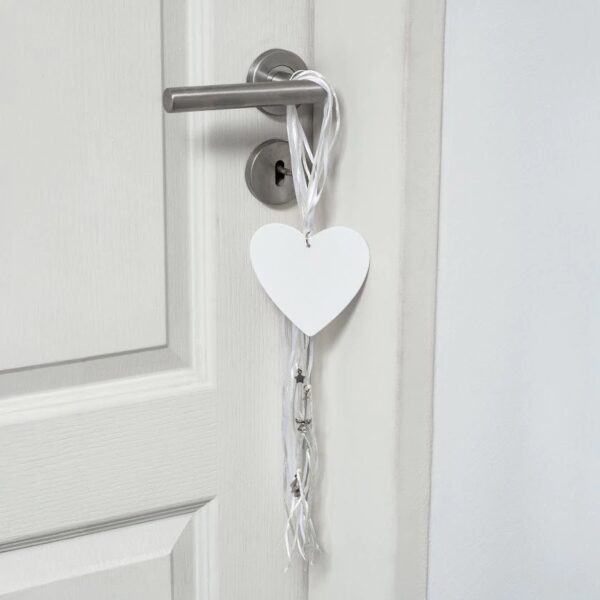 Para cuidar el descanso de tu hijo. Tiene un corazón de madera grande y dijes que aportan guía y protección como San Benito y el Angelito de la Guarda.