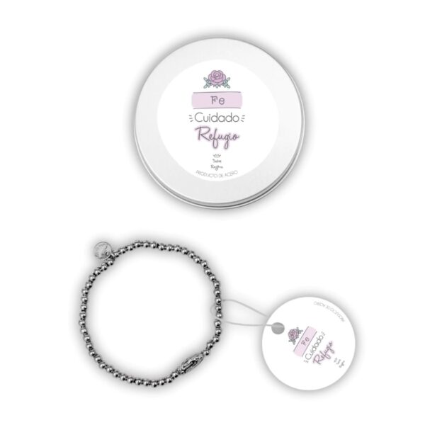 Pulsera elastizada con un elegante dije de la Virgen de Guadalupe. Gracias a sus materiales de alta calidad, es resistente al agua y al paso del tiempo.